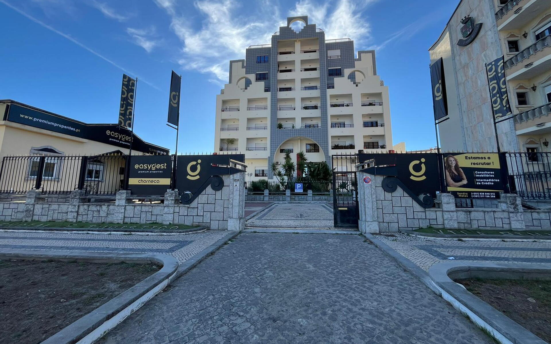 Decoração de frente de loja com placas bandeira e reclamo