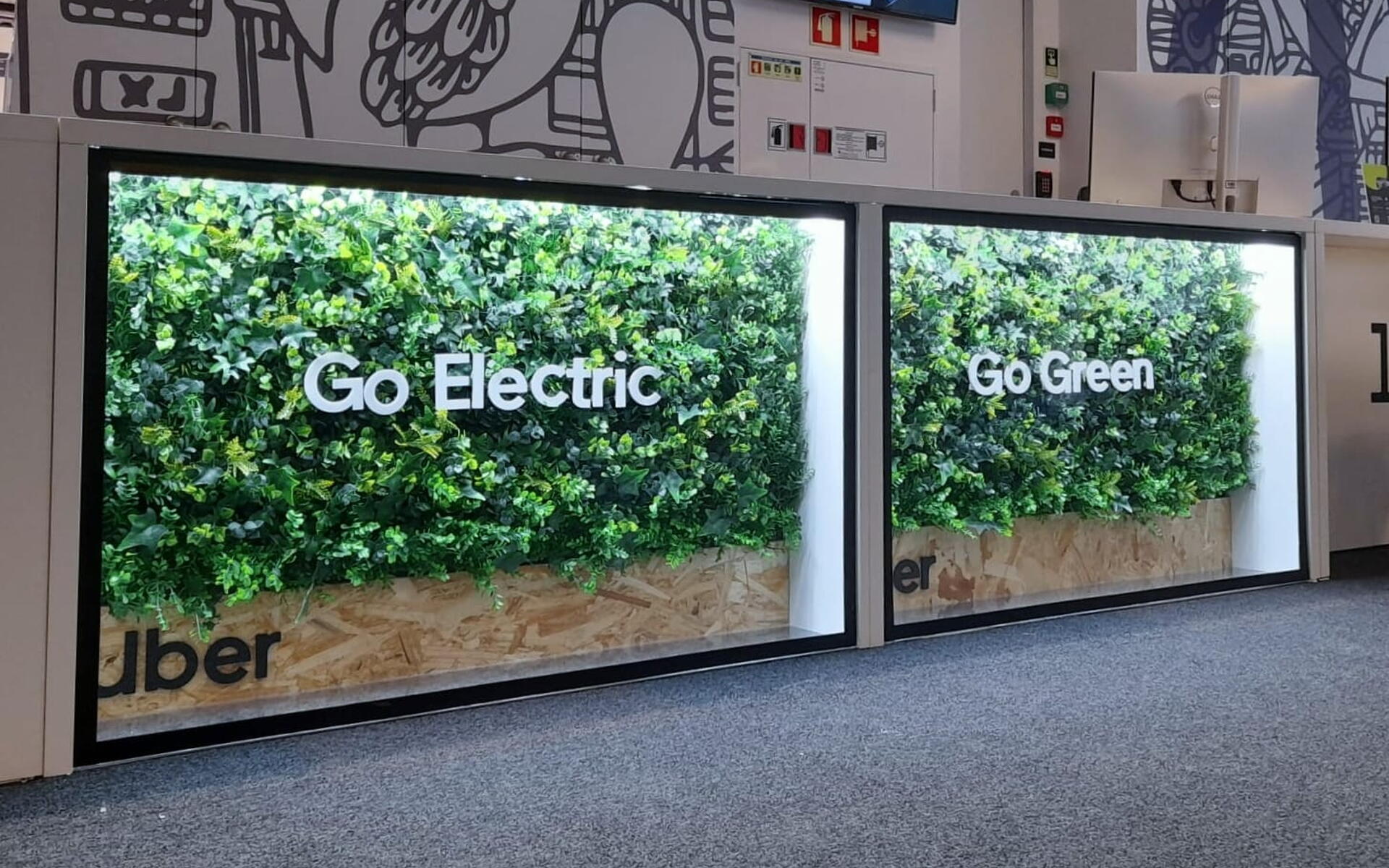 Decoração de secretárias com branding jardins verticais e iluminação