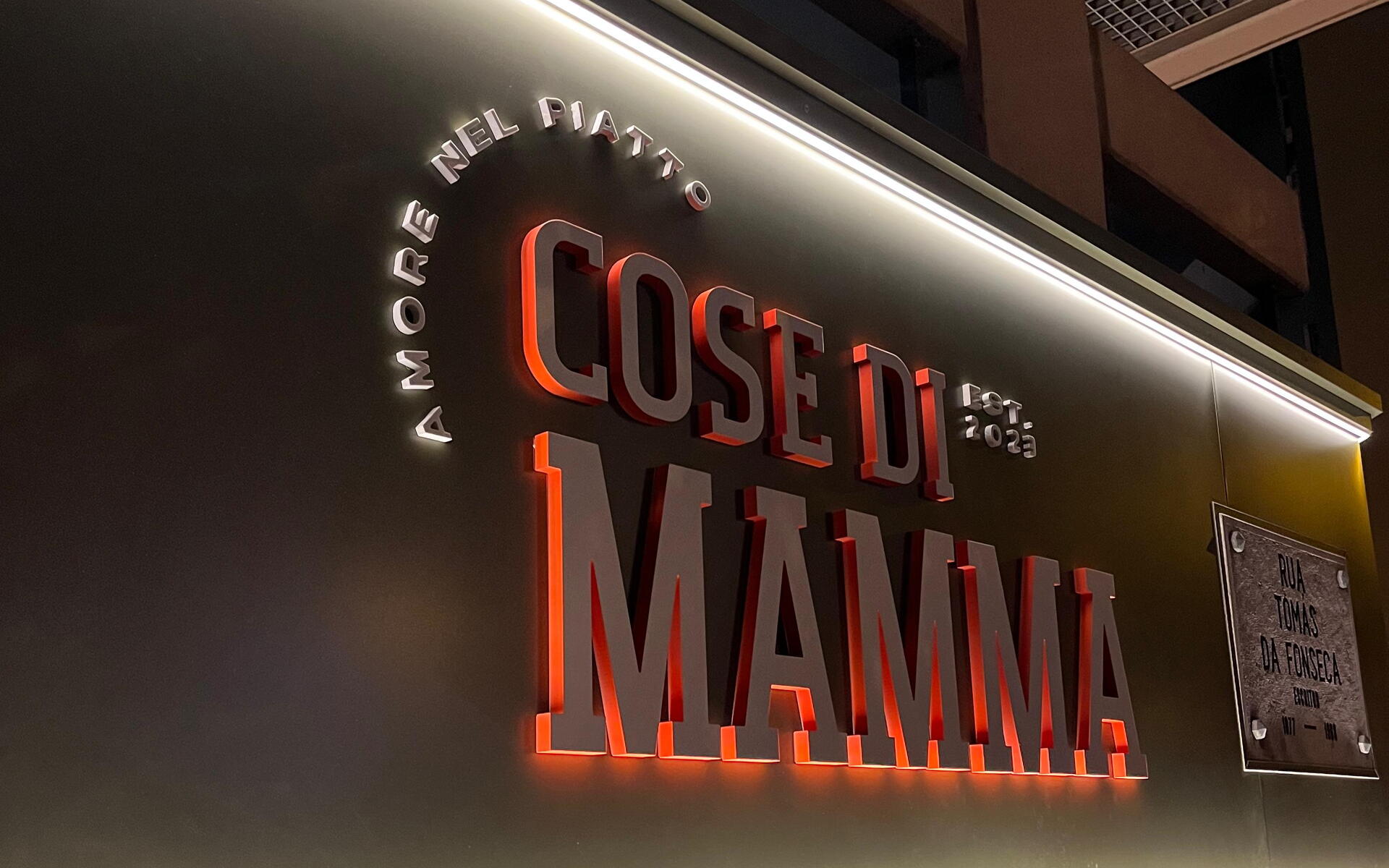 Reclamo com letras 3D iluminadas por cima e por baixo com fita de LED