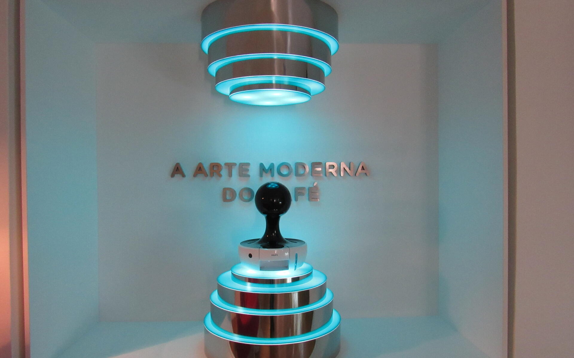 Expositor em inox brilhante com iluminação azul