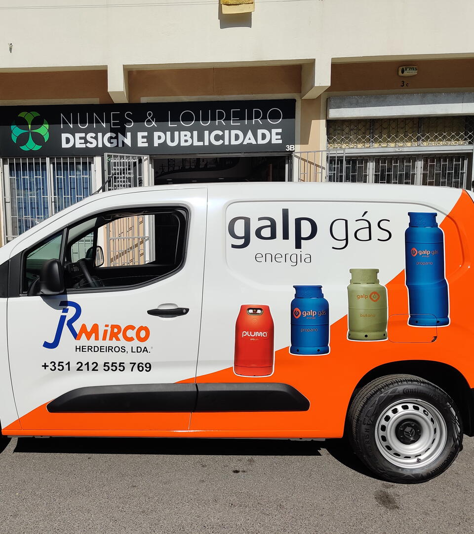 Decoração de carrinha com vinil colorido recortado e vinil impresso Decoração de carrinha com vinil colorido recortado e vinil impresso