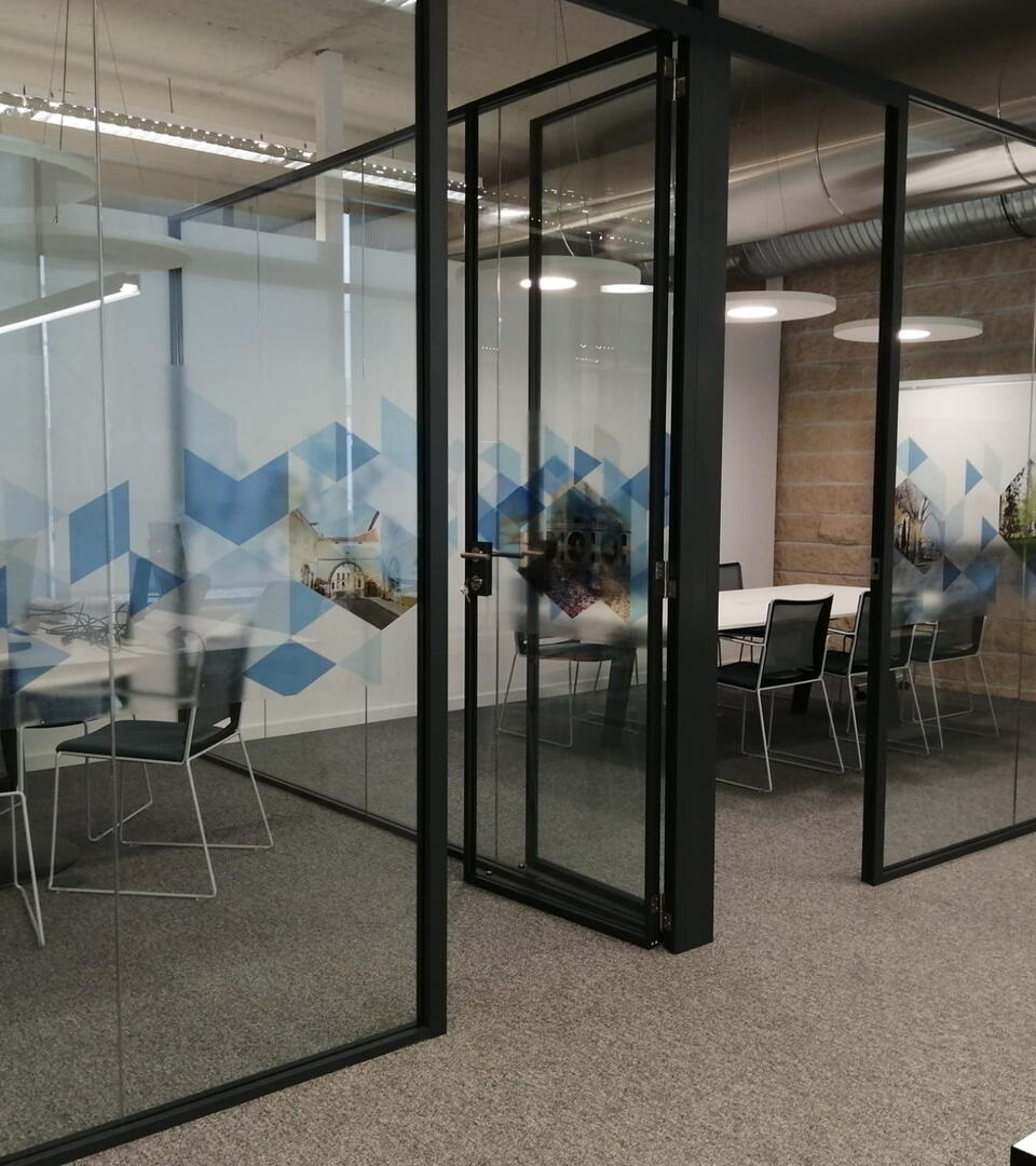 Decoração de divisórias de vidro com vinil cristal impresso