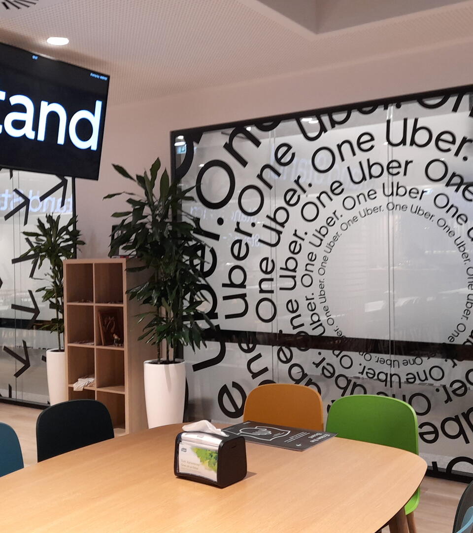 Decoração de divisórias com vinil recortado