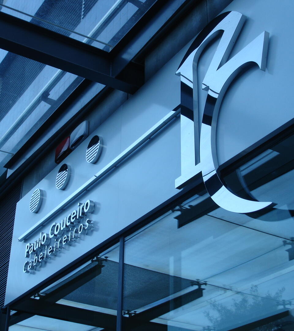 Reclamo com letras monobloco em inox brilhante