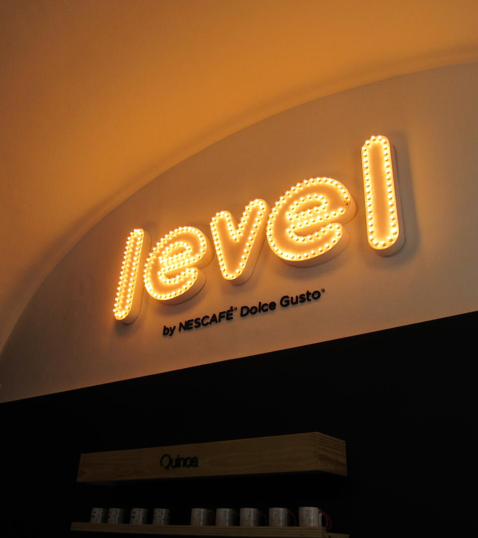 Logotipo monobloco com lampadas