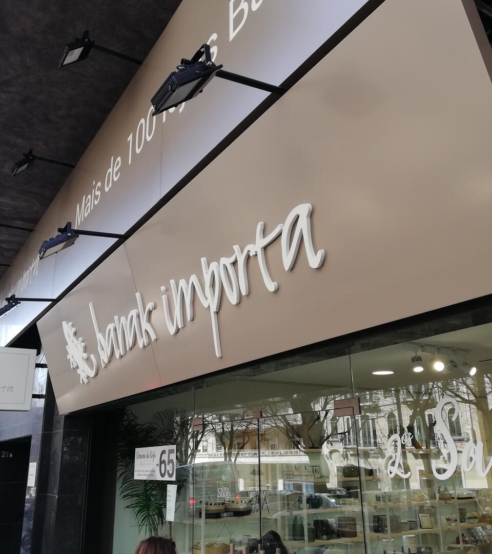 Reclamo com letras recortadas em PVC