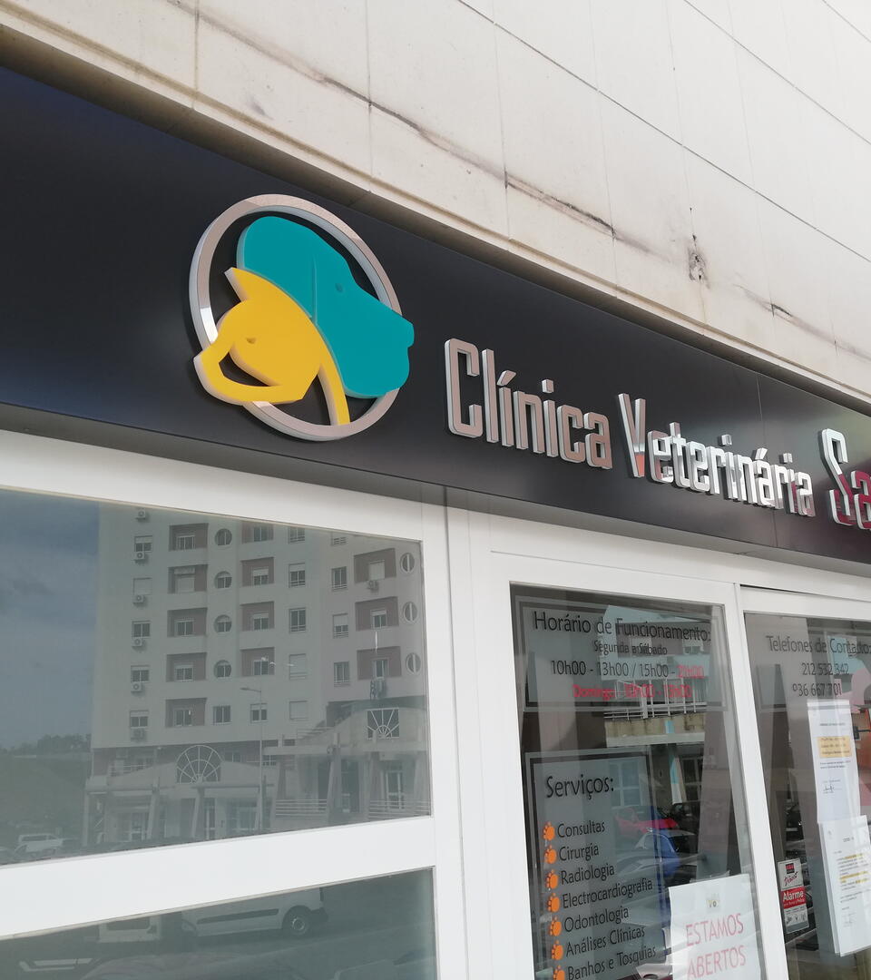 Reclamo com letras recortadas em inox