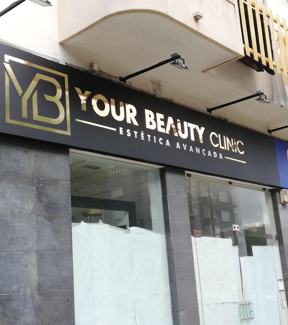 Reclamo com decoração em vinil dourado espelhado