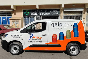 Decoração de carrinha com vinil colorido recortado e vinil impresso