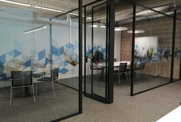 Decoração de divisórias de vidro com vinil cristal impresso