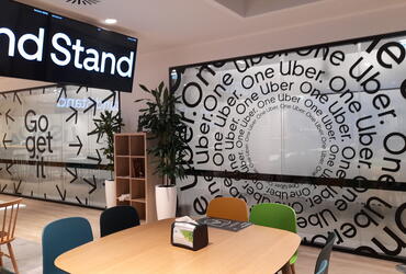 Decoração de divisórias com vinil recortado