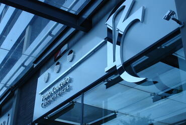 Reclamo com letras monobloco em inox brilhante