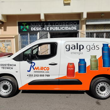 Decoração de carrinha com vinil colorido recortado e vinil impresso