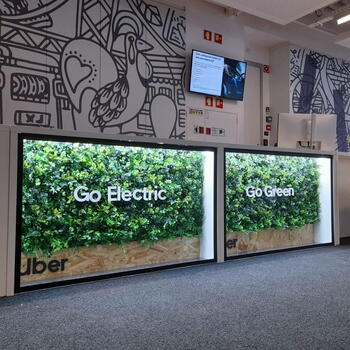 Decoração de secretárias com jardim vertical e letras em acrilico