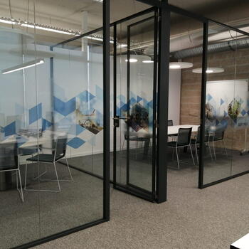 Decoração de divisórias de vidro com vinil cristal impresso