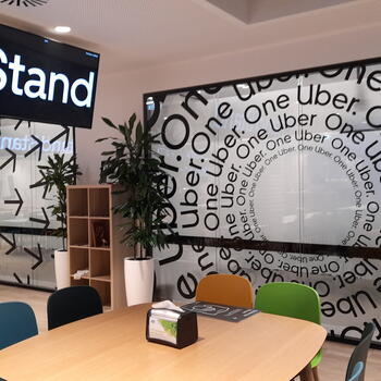 Decoração de divisórias com vinil recortado