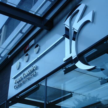 Reclamo com letras monobloco em inox brilhante