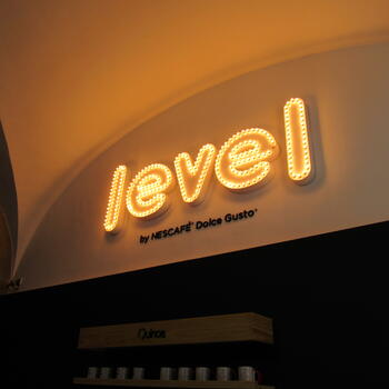 Logotipo monobloco com lampadas